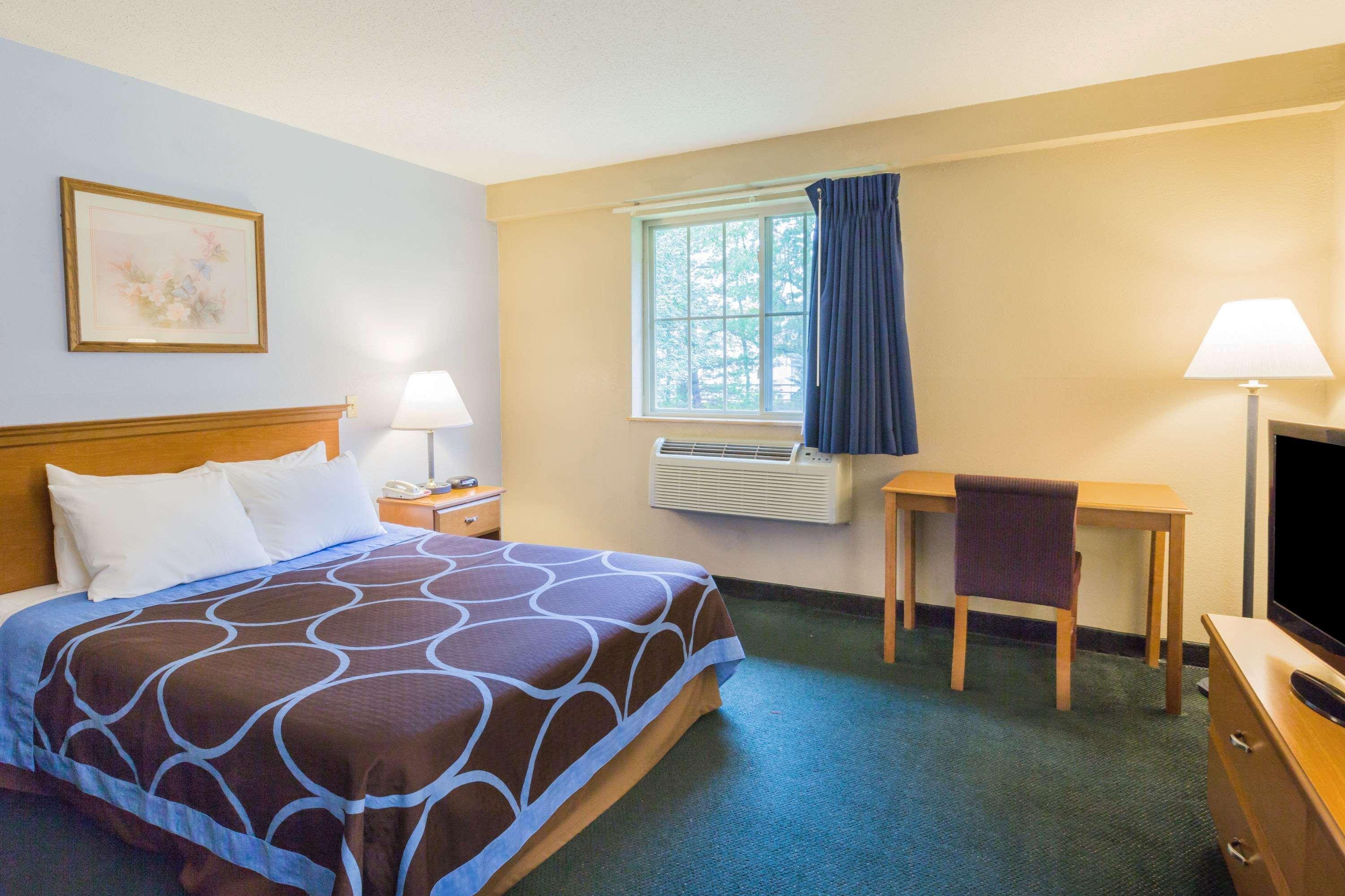 Super 8 By Wyndham - Poconos East Stroudsburg